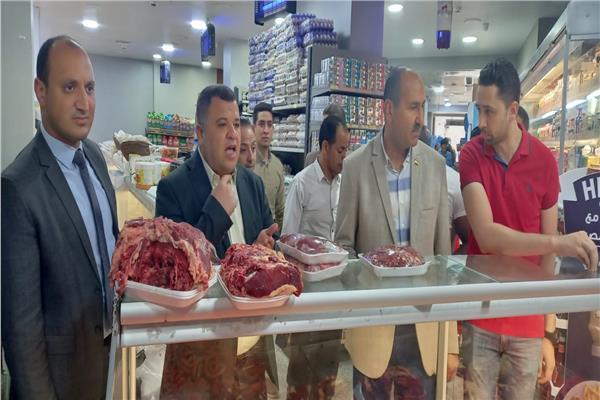 سكرتير مساعد بني سويف يشرف على حملة تفتيشية على الأسواق 