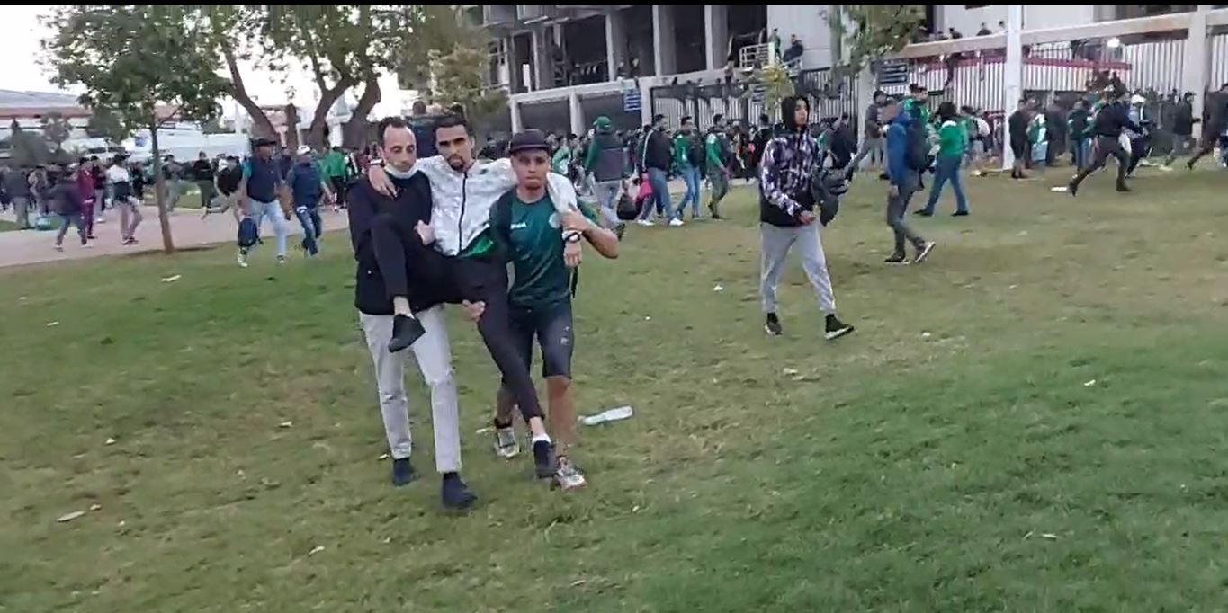 «الأمن مش عارف يسيطر على الجمهور» .. فوضى على أبواب ملعب مباراة الأهلي والرجاء.. فيديو