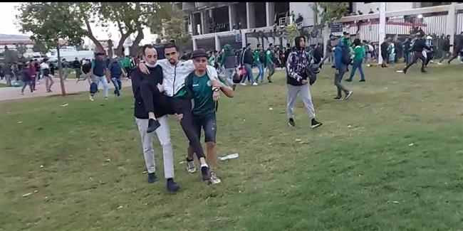 «الأمن مش عارف يسيطر على الجمهور» .. فوضى على أبواب ملعب مباراة الأهلي والرجاء.. فيديو