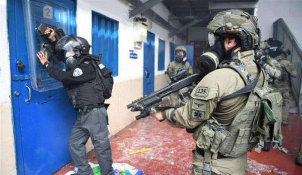 قوات القمع تقتحم قسم (24) في معتقل النقب بفلسطين المحتلة