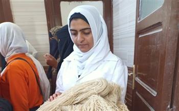   تدريب الطالبات على صباغة الصوف لصناعة الكليم والسجاد البدوي بمطروح