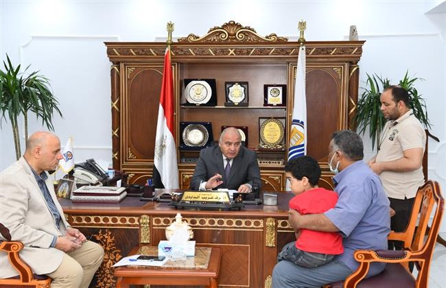 محافظ قنا يواصل استقبال المواطنين بمكتبه للاستماع لشكواهم
