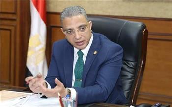 محافظ الفيوم يؤكد على الالتزام بالجداول الزمنية لتنفيذ مشروعات الرصف