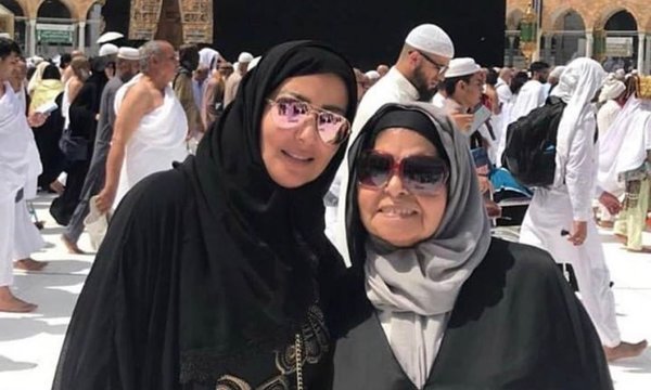 نجوم الفن ينعون والدة سمية الخشاب