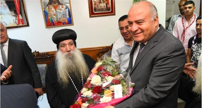 محافظ قنا يهنئ أقباط نجع حمادي بمناسبة عيد القيامة المجيد 