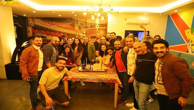 فريق عمل مسلسل «مزاد الشر» يحتفل بانتهاء التصوير