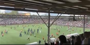   جماهير مازيمبي تقتحم ملعب المباراة وتحاول الاعتداء على لاعبي بيراميدز || فيديو