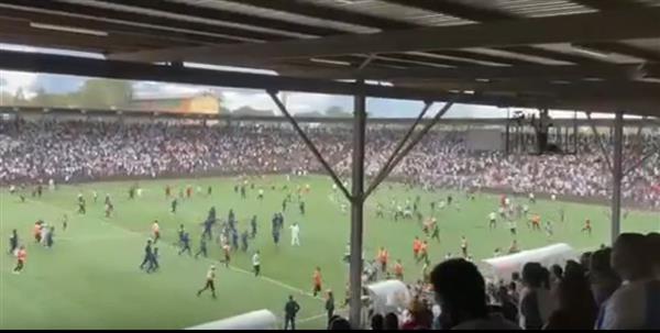 جماهير مازيمبي تقتحم ملعب المباراة وتحاول الاعتداء على لاعبي بيراميدز || فيديو
