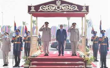   الرئيس السيسي يضع إكليلا من الزهور على النصب التذكاري لشهداء القوات المسلحة