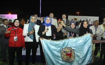 تسليم الفريق الفائز كأس بطولة دوري الجامعات