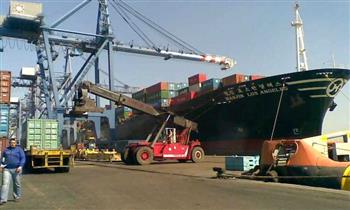   تداول 25 سفينة حاويات وبضائع عامة بموانئ بورسعيد