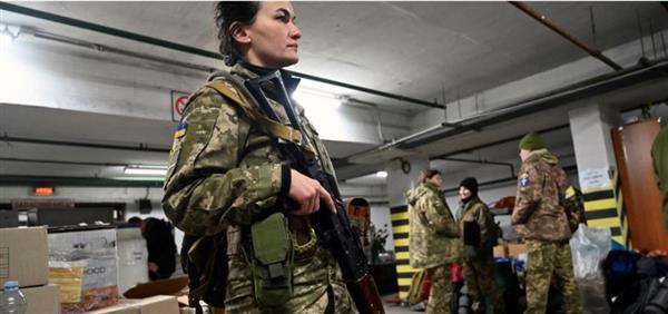 الجارديان: معسكرات لتعليم الأوكرانيات حمل السلاح