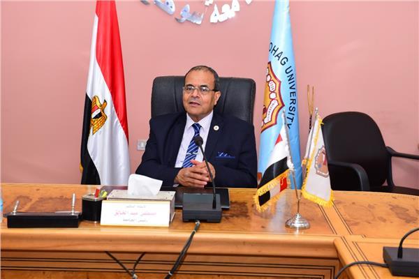 رئيس جامعة سوهاج يزور كنائس في المحافظة للتهنئة بعيد القيامة المجيد