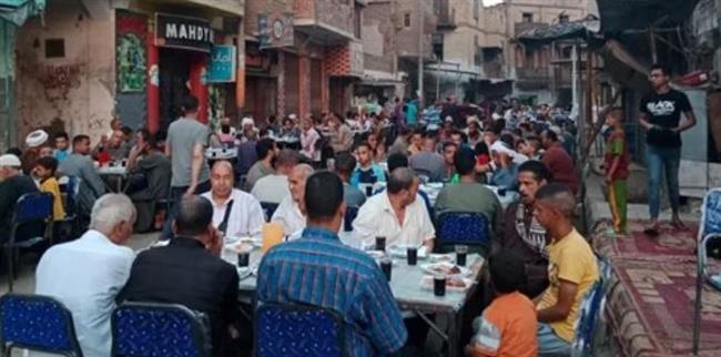 أهالي نجع حمادي ينظمون أكبر مائدة إفطار في الصعيد