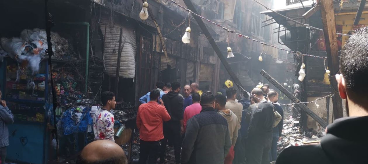 ننشر الصور الأولي من حريق سوق المنشية بالإسكندرية
