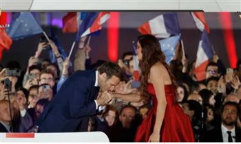   أول تعليق لـ فرح الديبانى بعد تقبيل الرئيس الفرنسى يدها (فيديو)