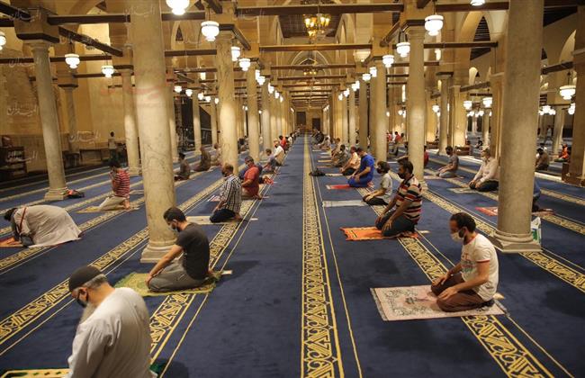هل يجوز تأخير صلاة العشاء في رمضان لتؤدى مع قيام الليل؟