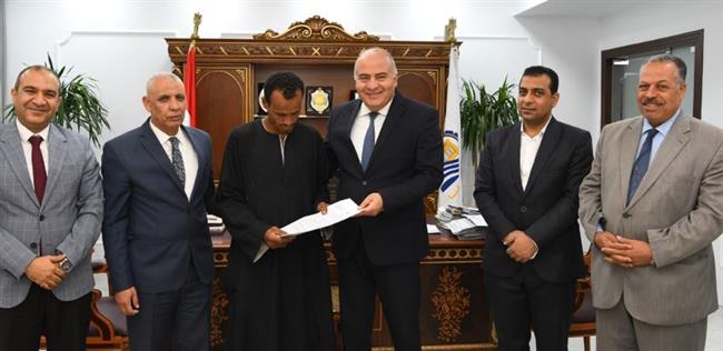 «الداودى» يسلم عقدين عمل لنجل و زوجة شهيدي الواجب بقنا