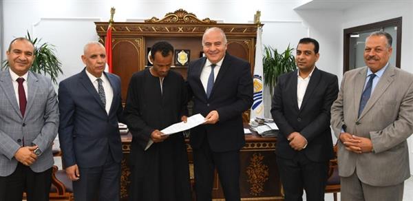 «الداودى» يسلم عقدين عمل لنجل و زوجة شهيدي الواجب بقنا