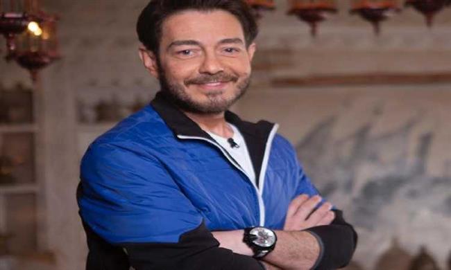أحمد زاهر يظهر بزي شبابي "ستايل لولي"