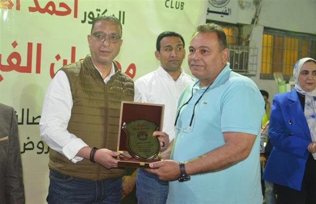 محافظ الفيوم يهدي درعا لرئيس سيتى كلوب تقديرا لجهود في مجال الرياضة 