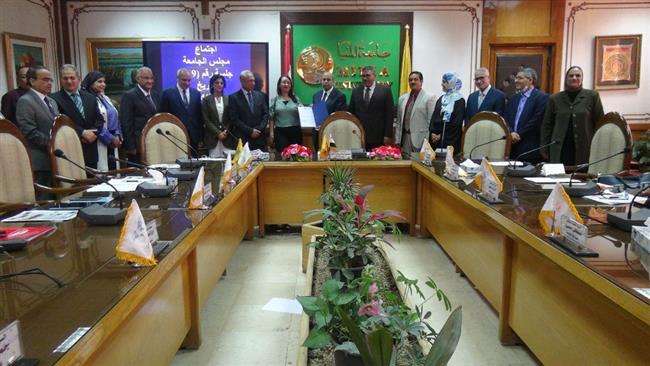 رئيس جامعة المنيا يكرم أول معيدة بالجامعة من ذوي الهمم بكلية الألسن