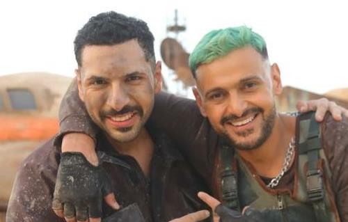 رامز جلال  ينشر صورة له مع أبو الروس ويعلق : "حسن ابو الروس بقي مهوووس"