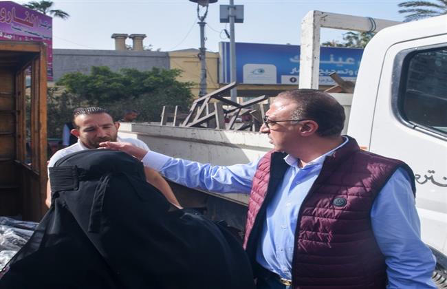 محافظ الإسكندرية يأمر بإيقاف مسئول الإشغالات بحي المنتزة ثان عن العمل ونقله من وظيفته