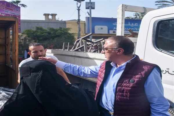 محافظ الإسكندرية يأمر بإيقاف مسئول الإشغالات بحي المنتزة ثان عن العمل ونقله من وظيفته