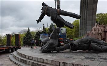  كييف تسقط تمثالاً من الحقبة السوفيتية يرمز للصداقة الروسية الأوكرانية
