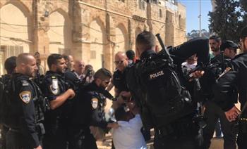   الشرطة الإسرائيلية تعتدي على المصلين بالأقصى