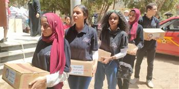   1600 كرتونة غذائية وزعها طلاب من أجل مصر بجامعة القاهرة بقريتي العزيزية ومنشية دهشور