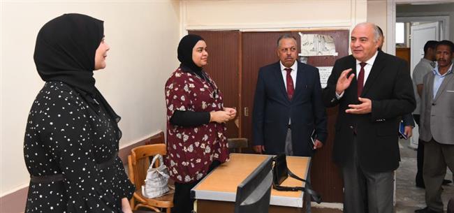 محافظ قنا يقدم التهنئة للعاملين بديوان عام المحافظة بمناسبة عيد الفطر المبارك