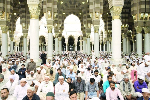 المصلون بالحرمين الشريفين يؤدون آخر صلاة جمعة بشهر رمضان المبارك