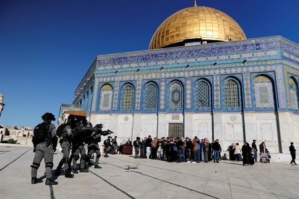 إصابة 12 فلسطينيا فى مواجهات مع قوات الاحتلال بالمسجد الأقصى