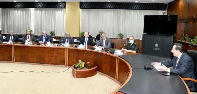 وزير البترول يتابع توافر المنتجات خلال موسمي الإجازات الحالية والحصاد