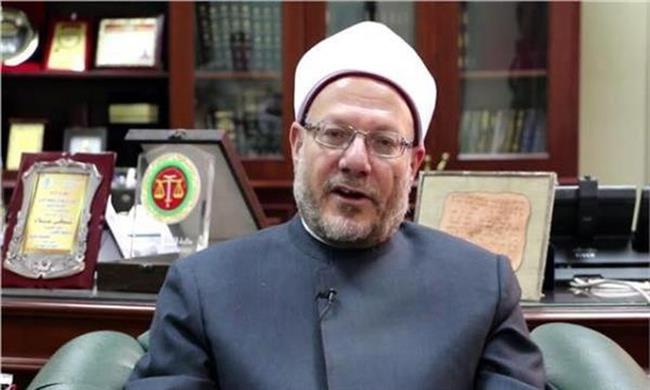 مفتى الجمهورية يكشف حكم تقبيل يد الصالحين 