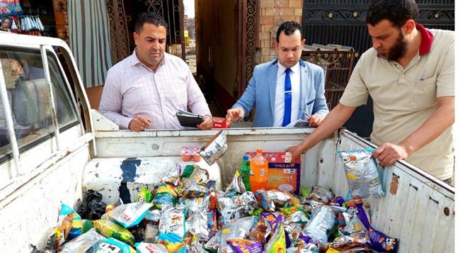 ضبط 500 عبوة مواد غذائية منتهية الصلاحية بالبحيرة 