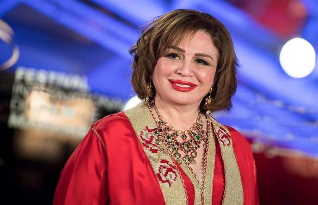 أعيش قصة حب ومبحبش العيال.. أبرز تصريحات إلهام شاهين ببرنامج العرافة