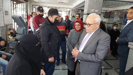 محافظ بورسعيد يتابع العمل بالمركز التكنولوجي في حي الضواحي ويتفقد تقديم الخدمة