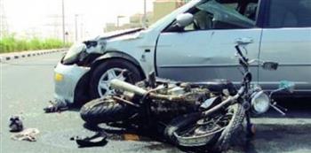   إصابة شخص في حادث تصادم سيارة مع موتوسيكل بالعياط 