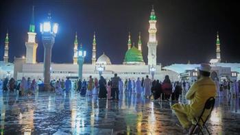لليوم الرابع على التوالى.. المسجد النبوي يشهد توافد المصلين في ليالي رمضان