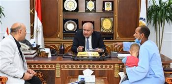 محافظ قنا يستأنف إستقبال المواطنين بمكتبه للإستماع إلى شكواهم 