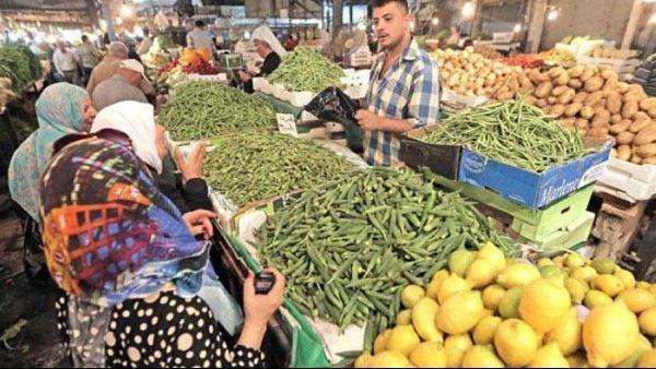 محافظ الفيوم يطالب تجار الخضر والفاكهة بتخفيض الأسعار