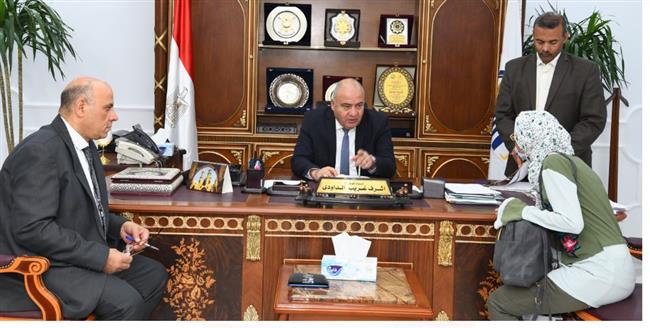 محافظ قنا يواصل استقبال المواطنين للإستماع إلى شكواهم 