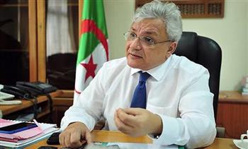   سفير مصر بالجزائر يبحث التعاون مع وزير الصناعة الصيدلانية في مجال الدواء