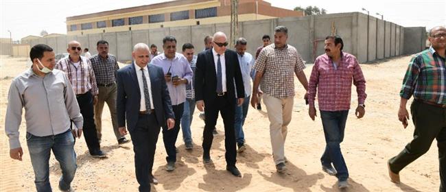 محافظ قنا يتفقد أعمال مجمع الشوادر الجديد بنجع حمادى