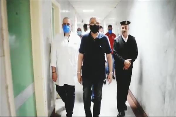 محافظ البحر الأحمر يطمئن على مصابي حادث انقلاب أتوبيس «سفاجا- القصير» 