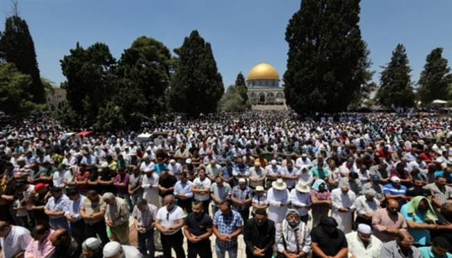 80 ألفا يؤدون صلاة الجمعة الأولى من رمضان في رحاب المسجد الأقصى