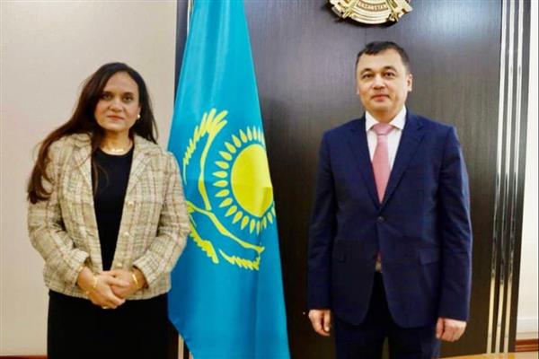 وزير الإعلام الكازاخى الجديد يستقبل السفيرة المصرية في كازاخستان